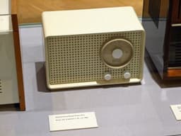 Braun SK 2 tabletop radio